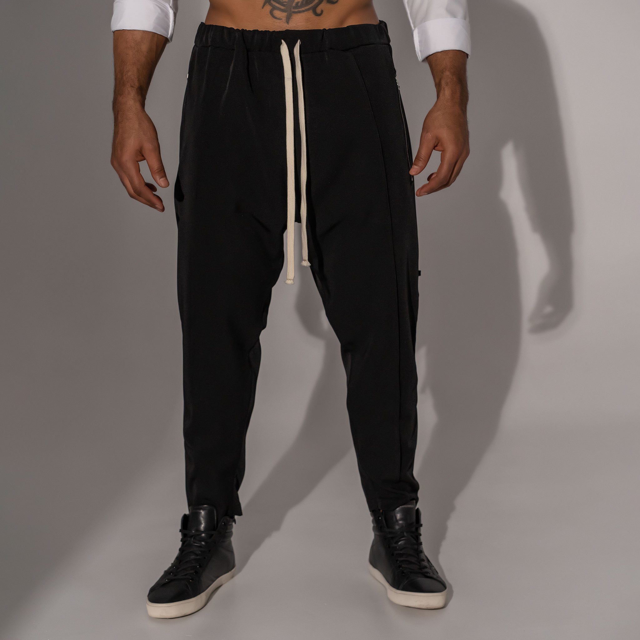 pantaloni eleganti barbatesti cu tur si buzunare cu fermoare metalice
