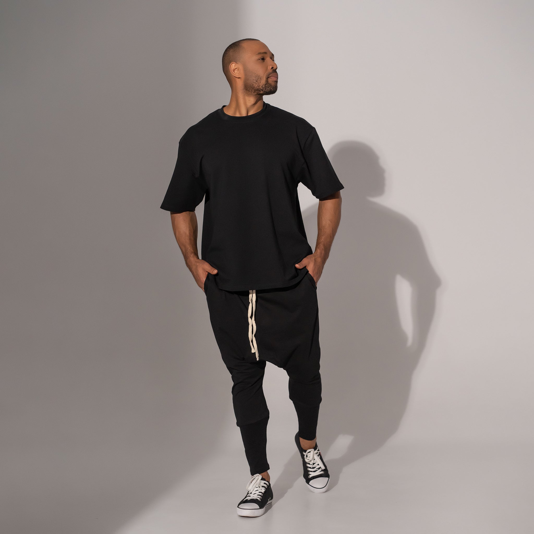 pantaloni negri barbatesti cu tur si croiala mulata pe gamba