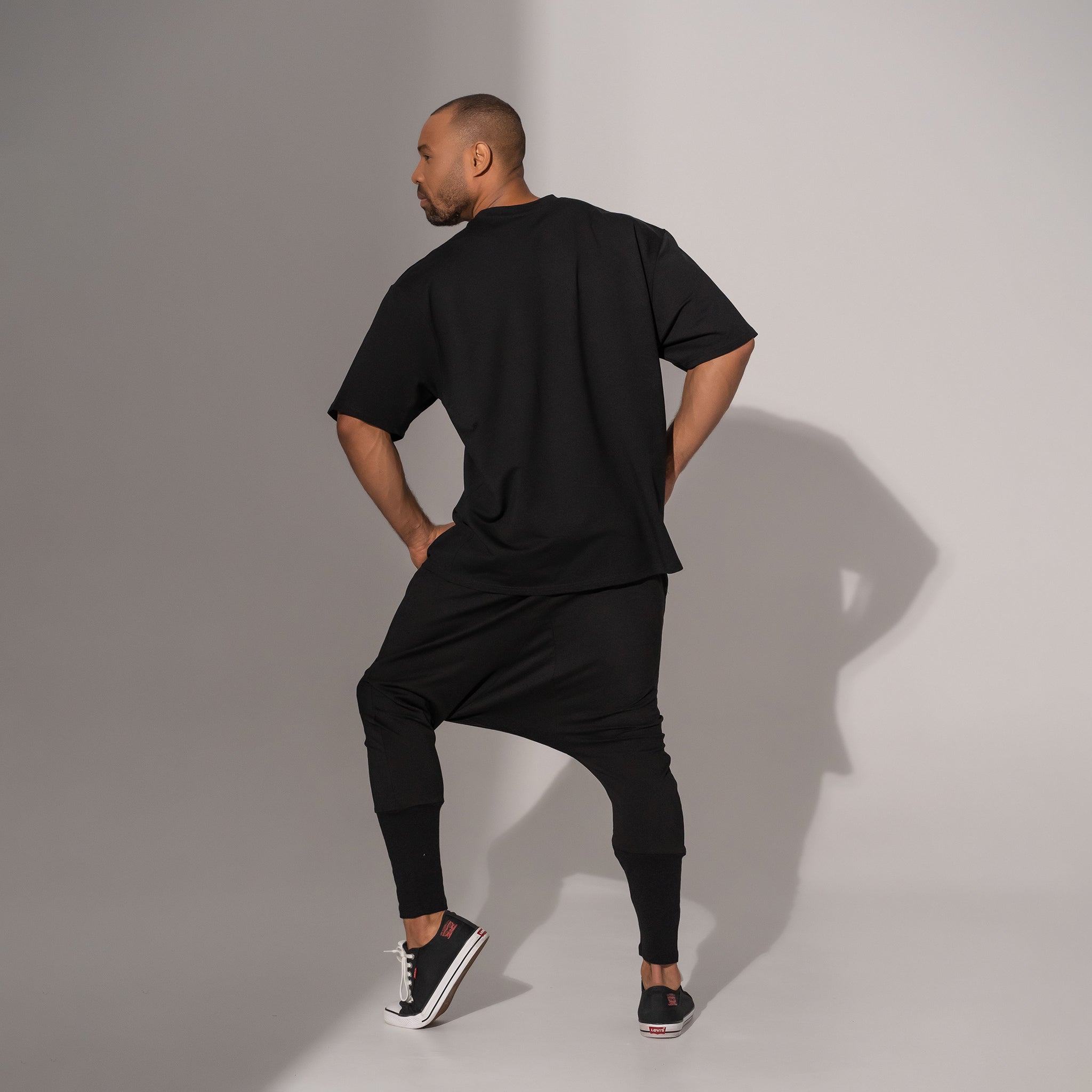 pantaloni negri barbatesti cu tur si croiala mulata pe gamba