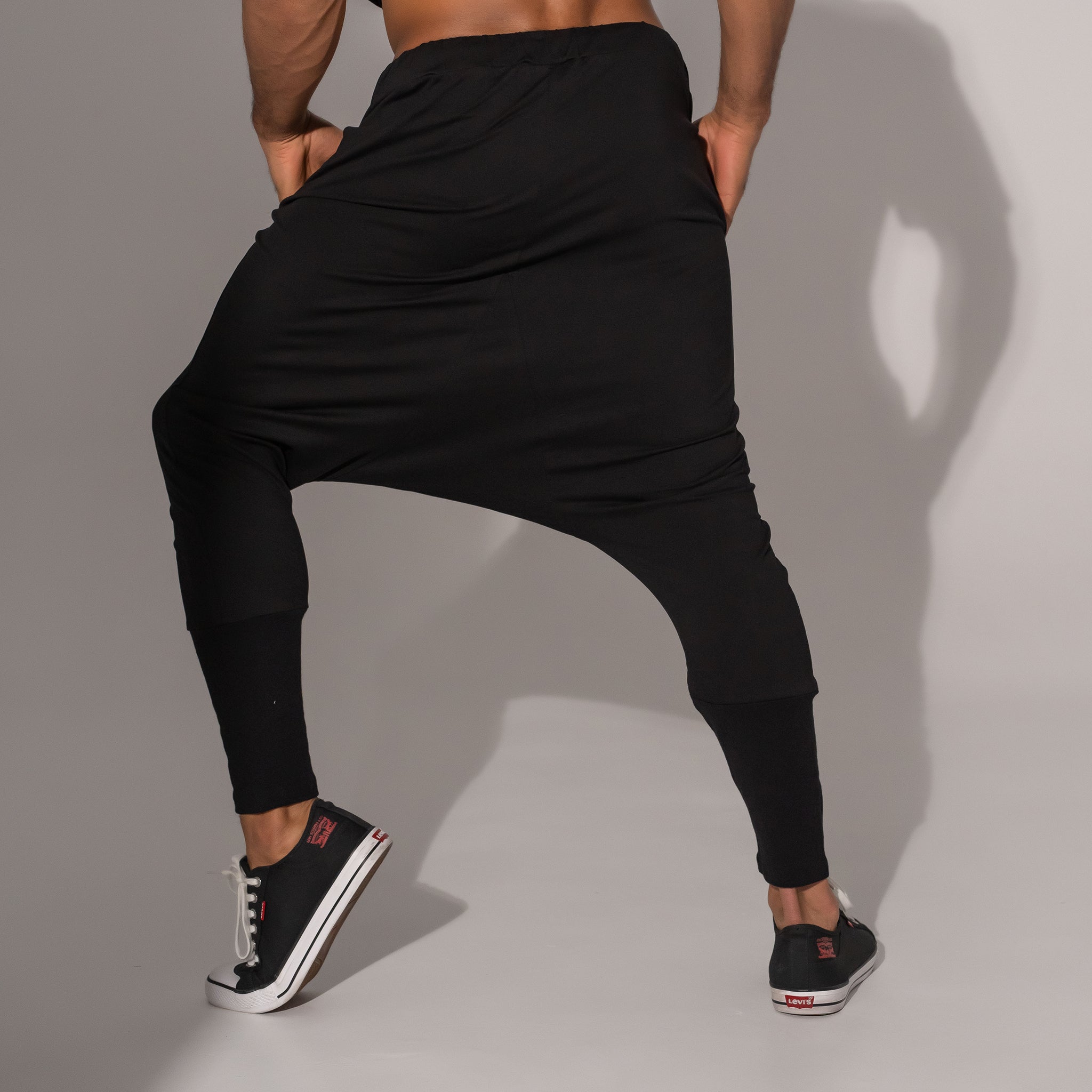 pantaloni negri barbatesti cu tur si croiala mulata pe gamba