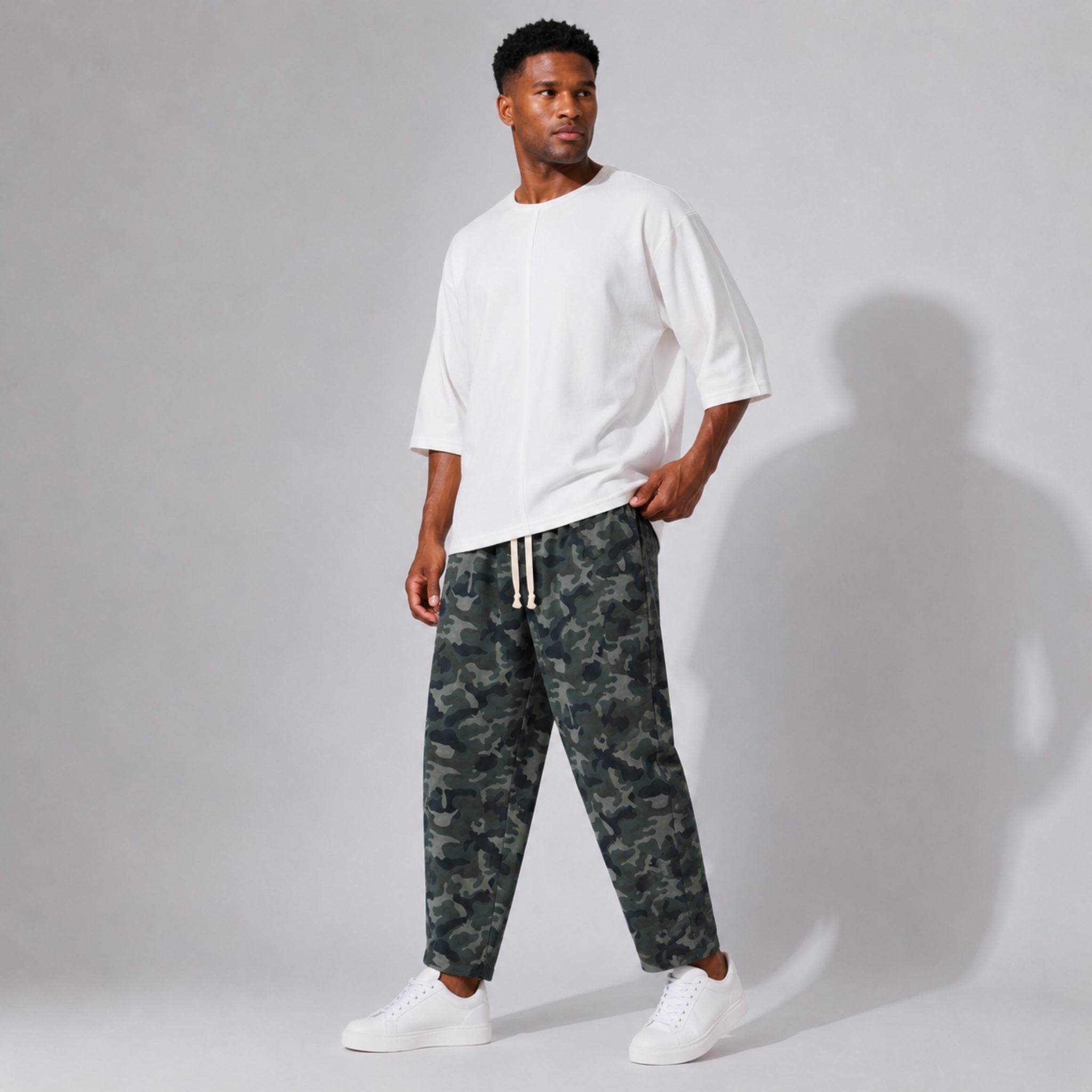 Pantaloni trening bărbați conici tip balon – design oversized, print camuflaj