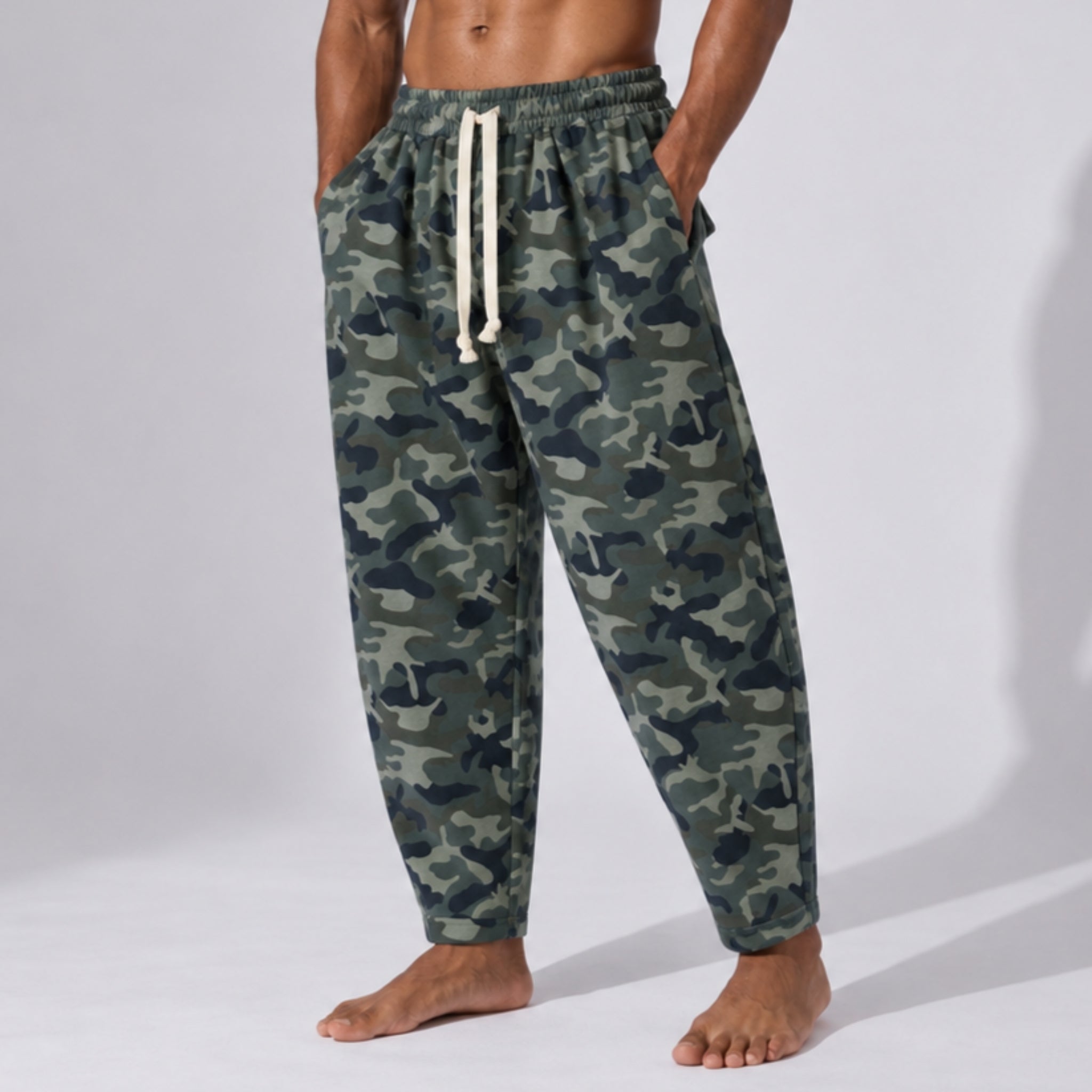 Pantaloni trening bărbați conici tip balon – design oversized, print camuflaj