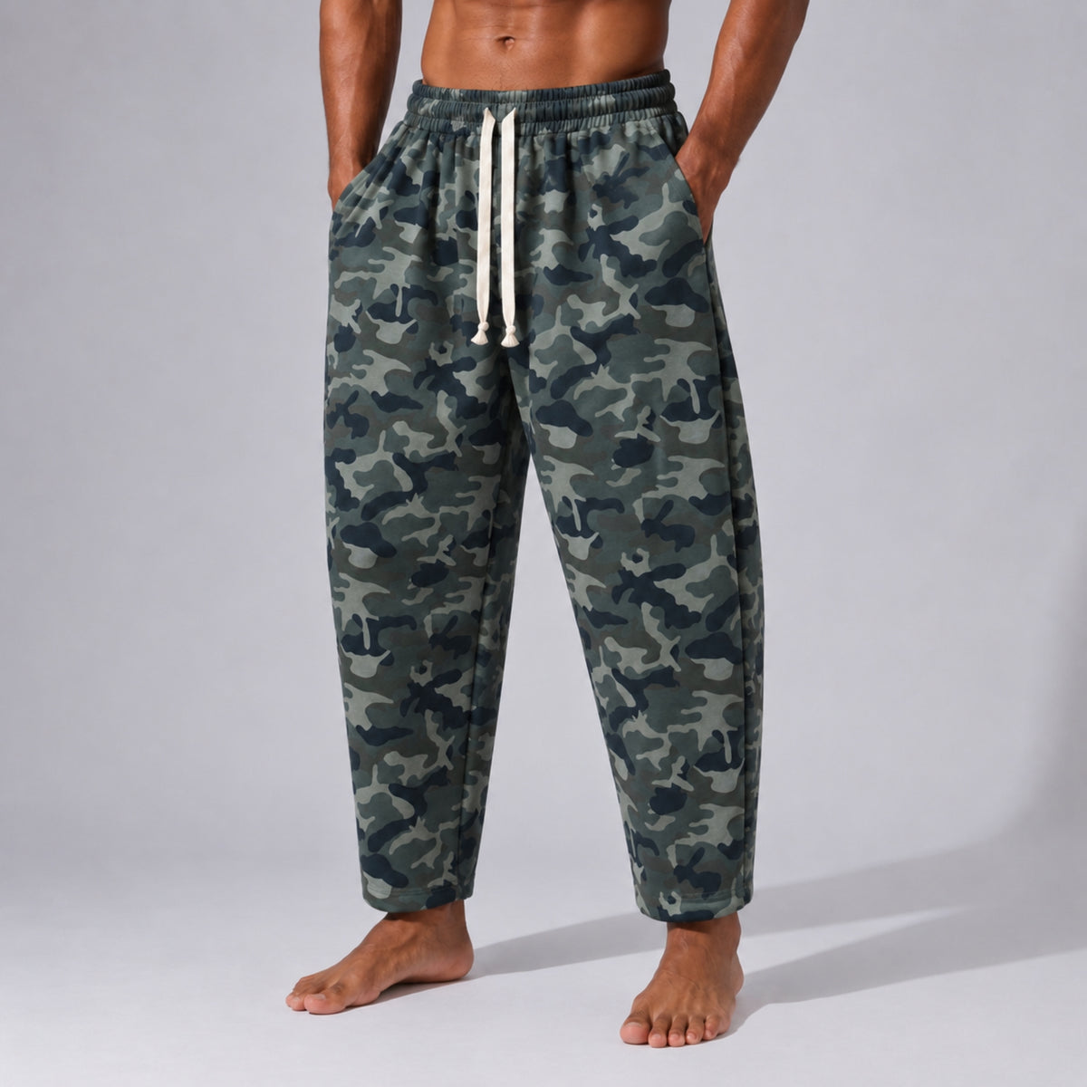 Pantaloni trening bărbați conici tip balon – design oversized, print camuflaj