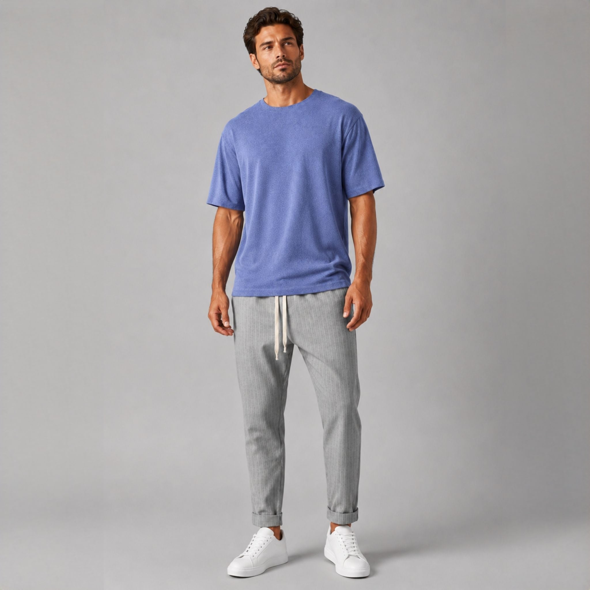 Pantaloni bărbați de vară gri cu dungi fine, croială lejeră cu tur lăsat, talie elastică și șnur crem