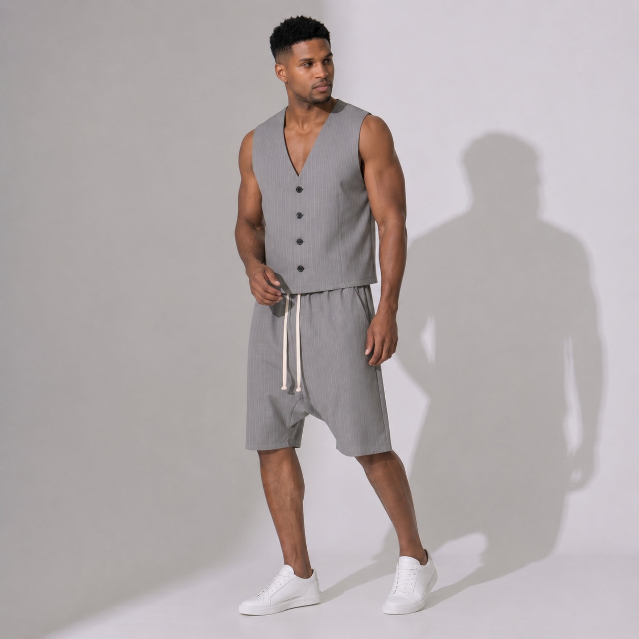 PRECOMANDA CU TERMEN DE LIVRARE 10 ZILE! Compleu bărbați de vară gri, cu vestă și pantaloni scurți cu tur lăsat – material respirabil