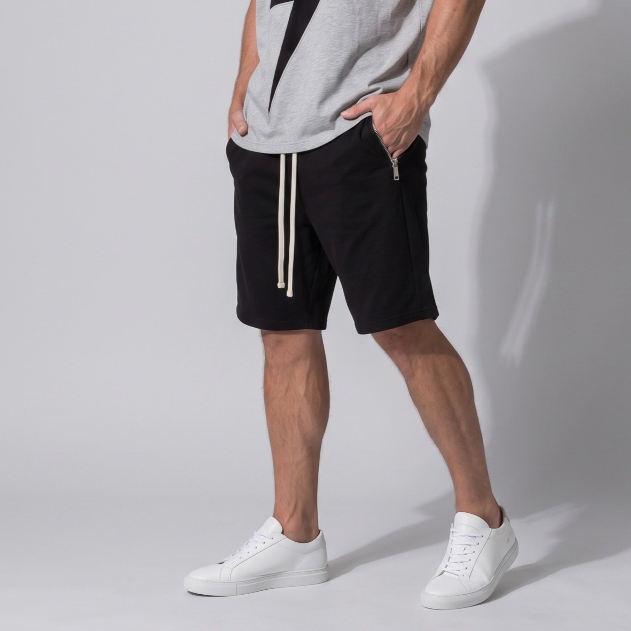 Pantaloni negri scurti din trening cu buzunare cu fermoar metalic