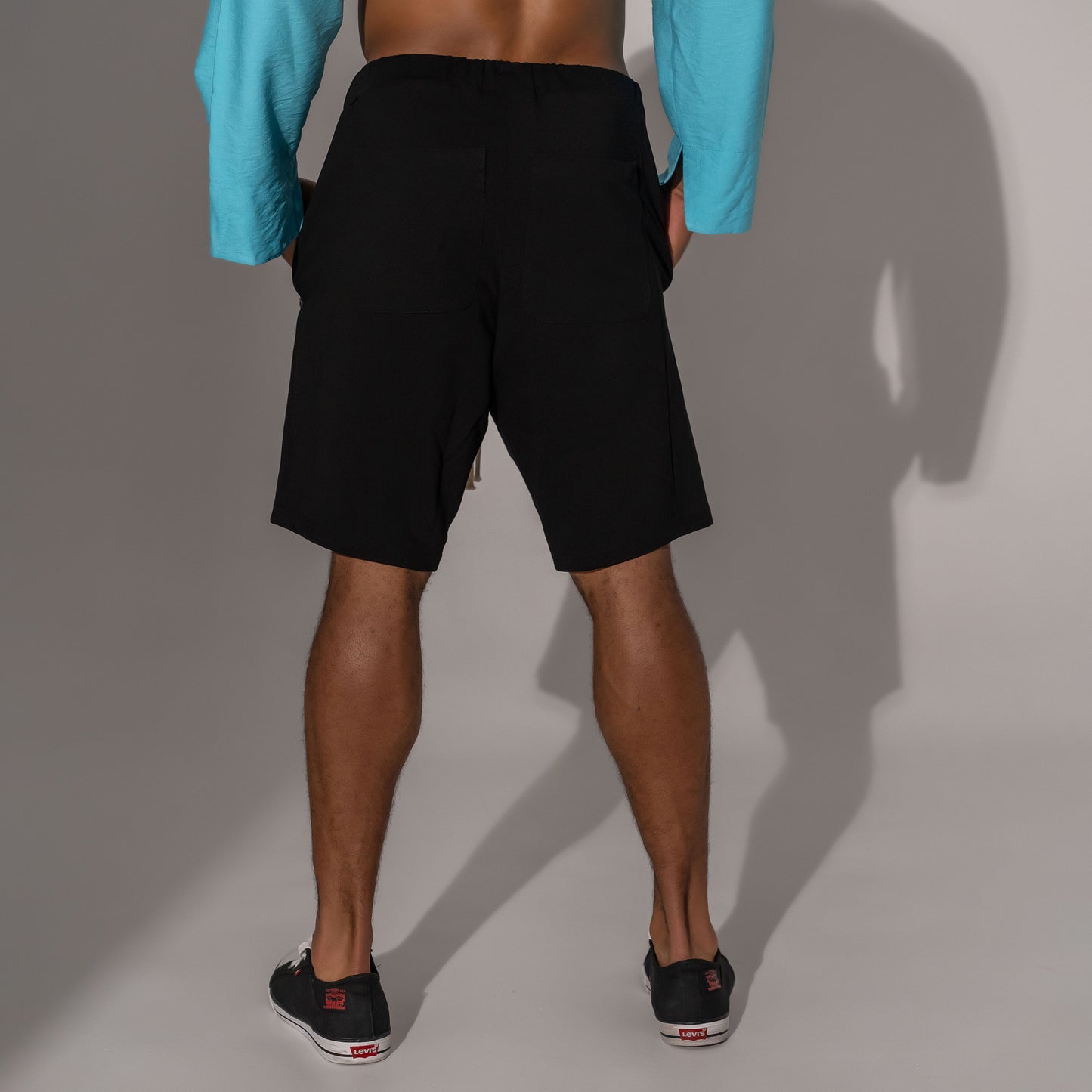 Asimetrix: Pantaloni negri scurti din trening cu buzunare cu fermoar metalic