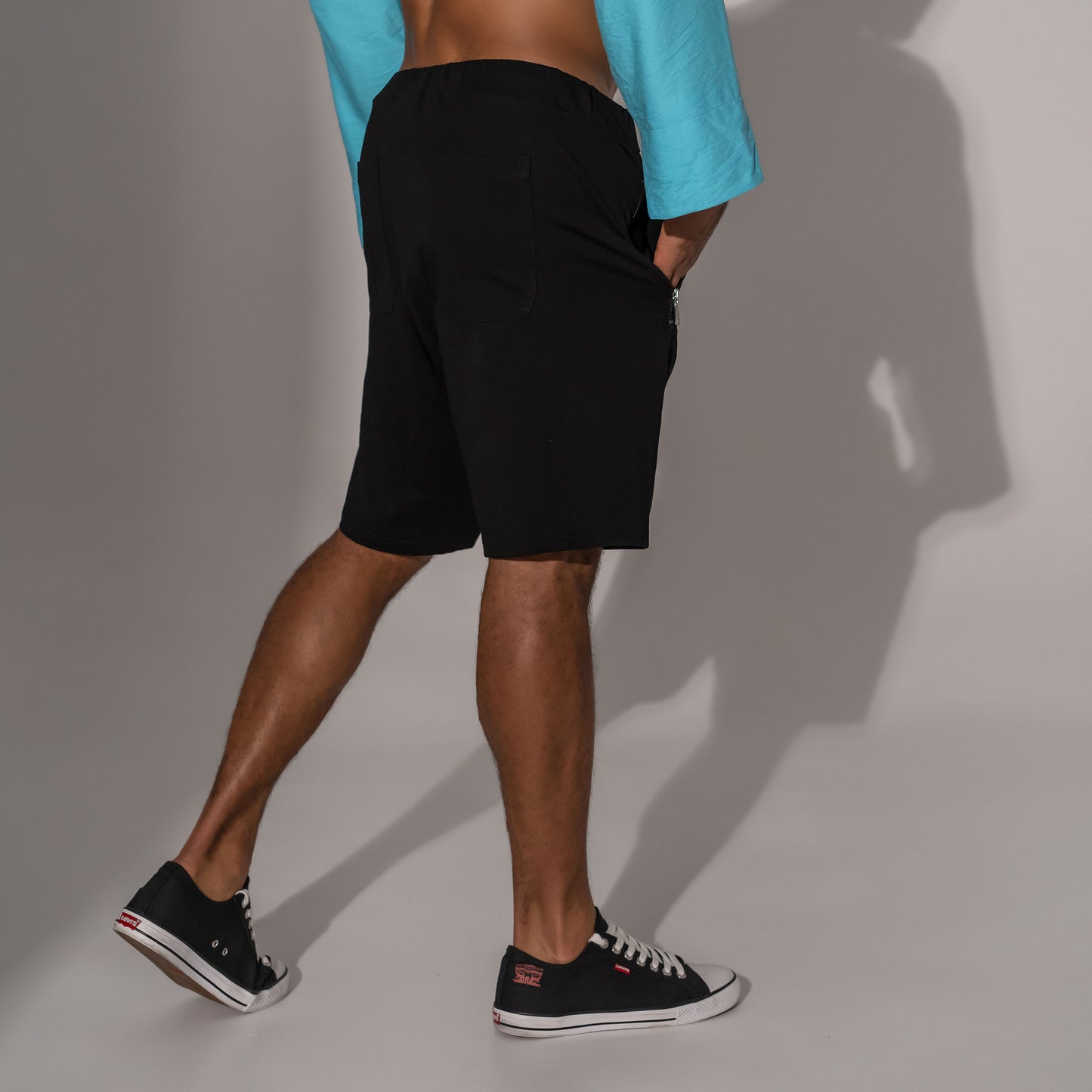 Asimetrix: Pantaloni negri scurti din trening cu buzunare cu fermoar metalic