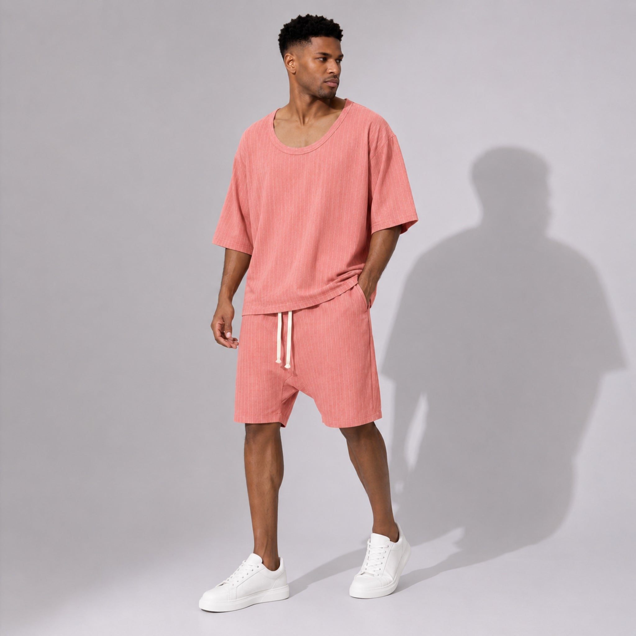PRECOMANDA CU TERMEN DE LIVRARE 10 ZILE! Compleu bărbați roz cu dungi fine – bluza cu decolteu și pantaloni scurți lejeri de vară