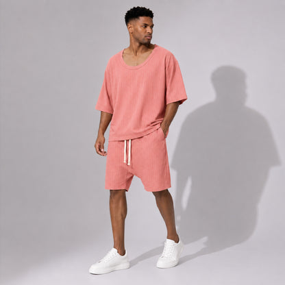 PRECOMANDA CU TERMEN DE LIVRARE 10 ZILE! Compleu bărbați roz cu dungi fine – bluza cu decolteu și pantaloni scurți lejeri de vară