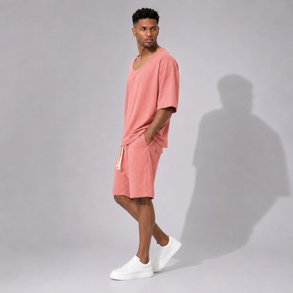 PRECOMANDA CU TERMEN DE LIVRARE 10 ZILE! Compleu bărbați roz cu dungi fine – bluza cu decolteu și pantaloni scurți lejeri de vară