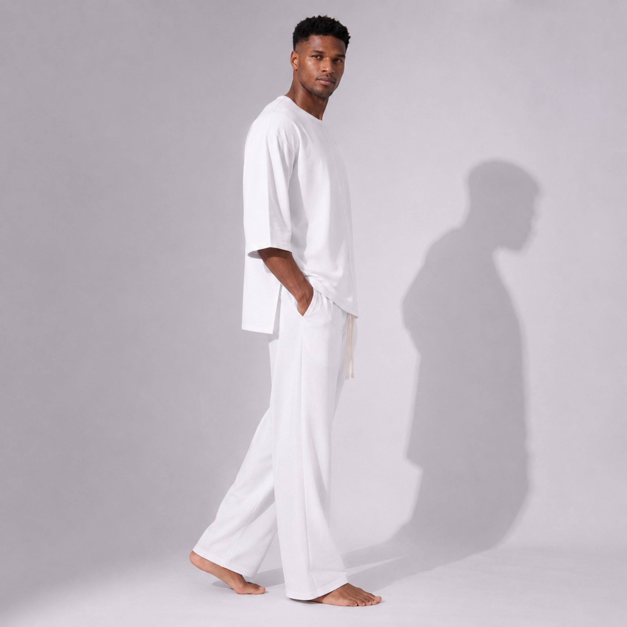 Compleu alb din bumbac cu tricou oversized cu mânecă trei sferturi și pantaloni drepți