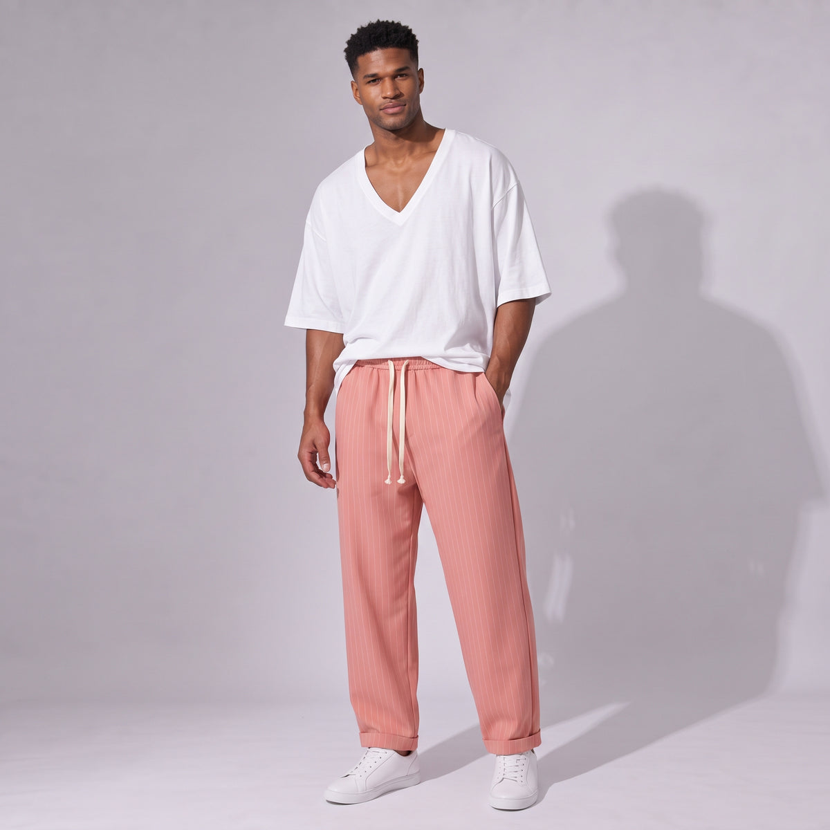 Pantaloni bărbați roz cu dungi fine, croială dreaptă lejeră