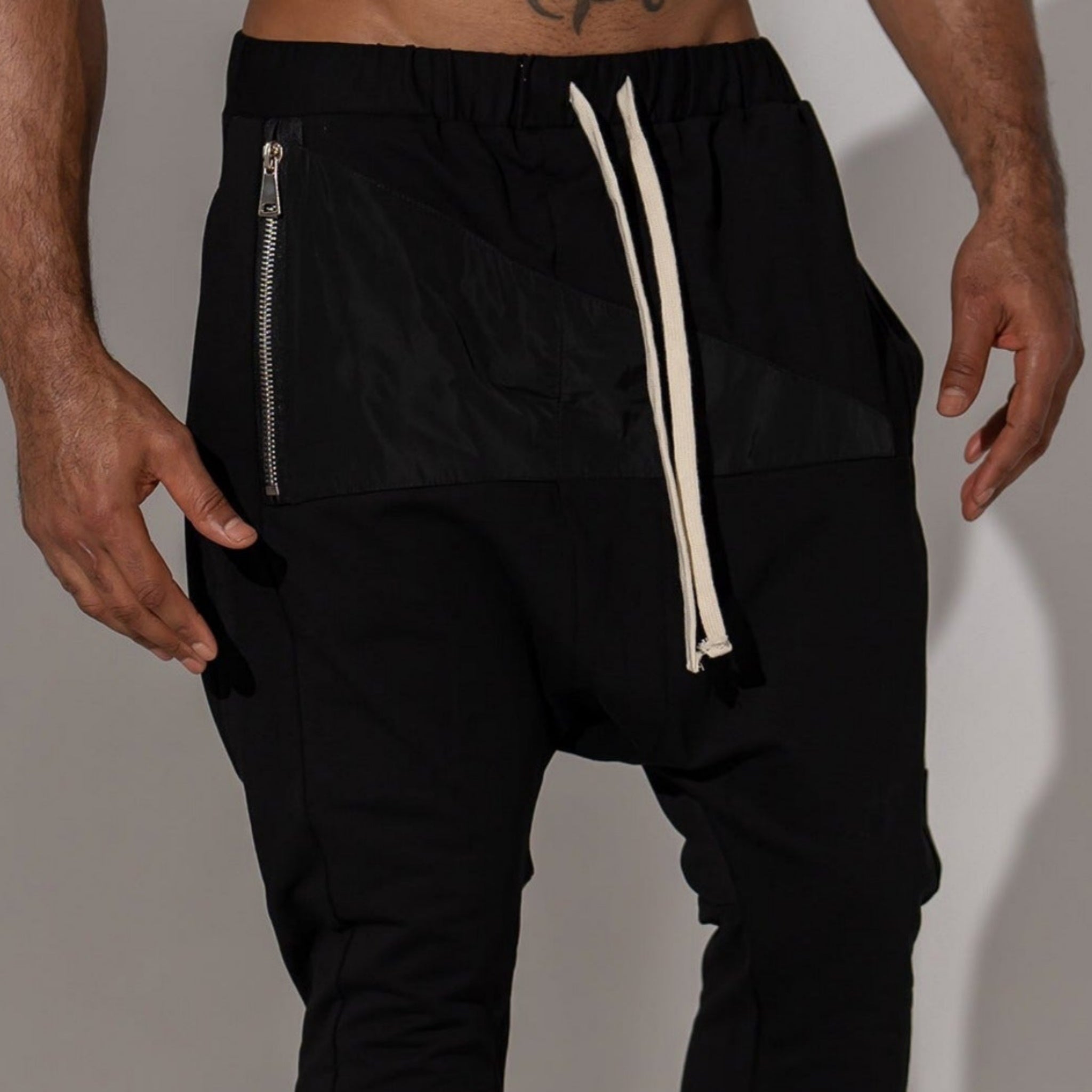 Pantaloni barbatesti conici cu tur si buzunar triunghiular din fas