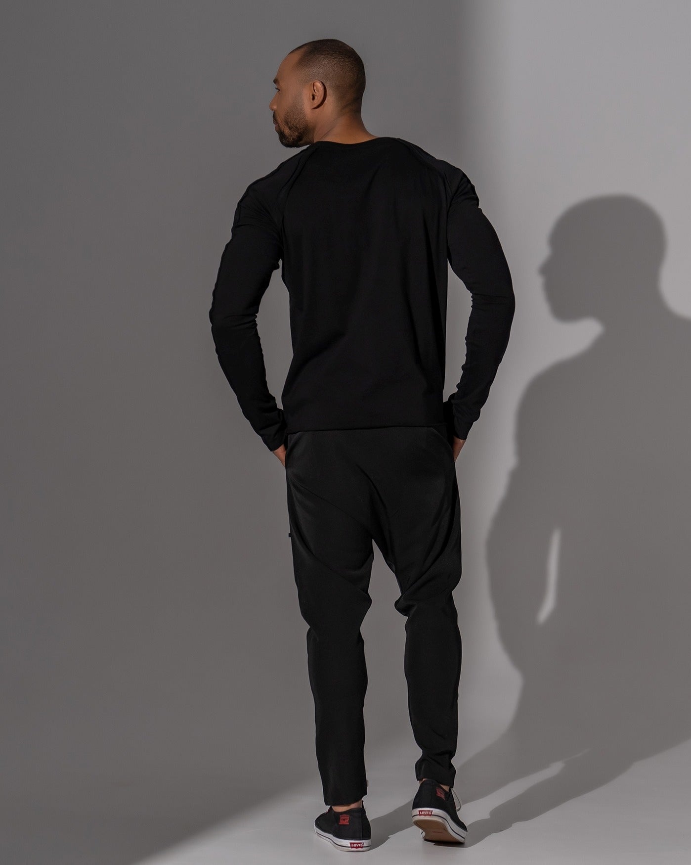 Pantaloni casual barbatesti negri cu tur lasat si nasturi metalici pe slit