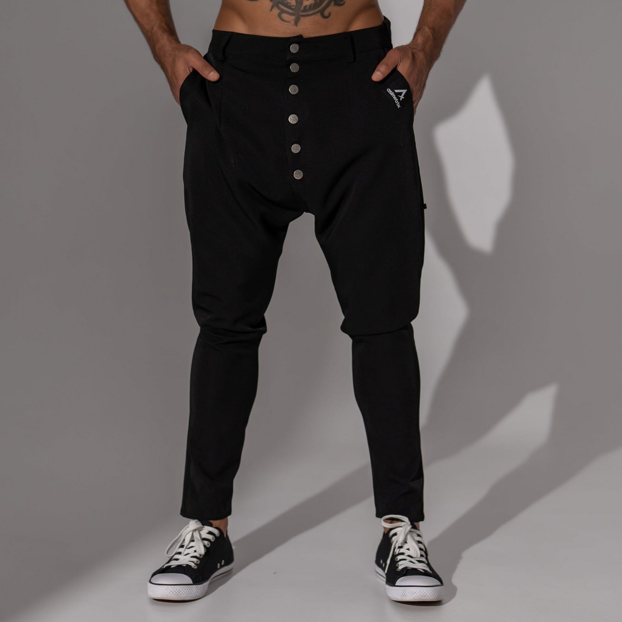 Pantaloni casual barbatesti negri cu tur lasat si nasturi metalici pe slit