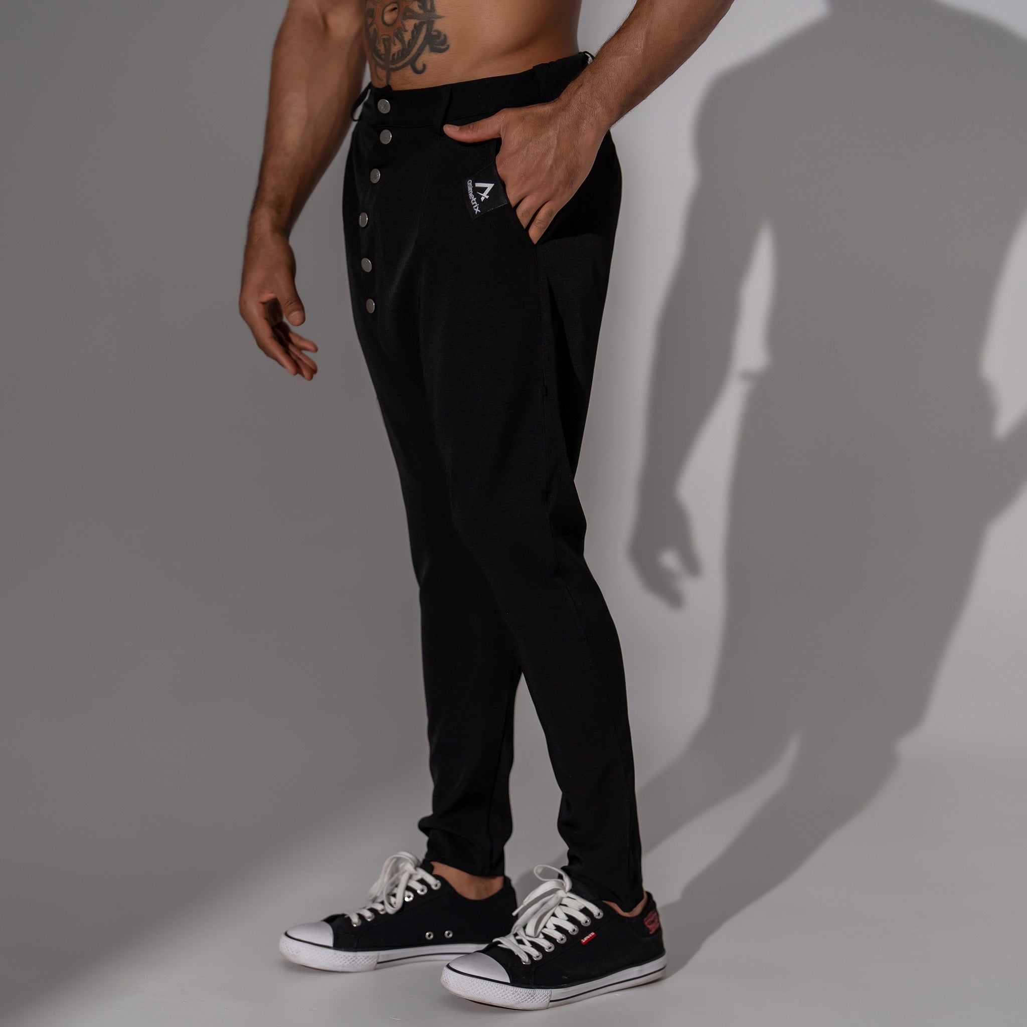 Pantaloni casual barbatesti negri cu tur lasat si nasturi metalici pe slit