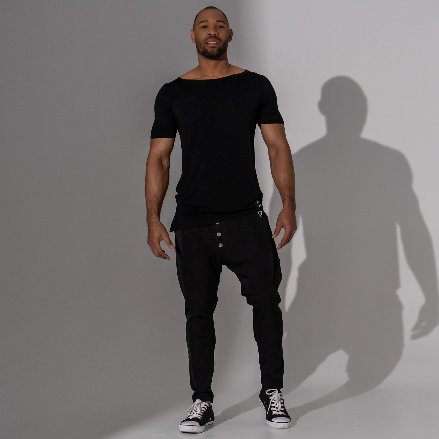 Pantaloni casual barbatesti negri cu tur lasat si nasturi metalici pe slit