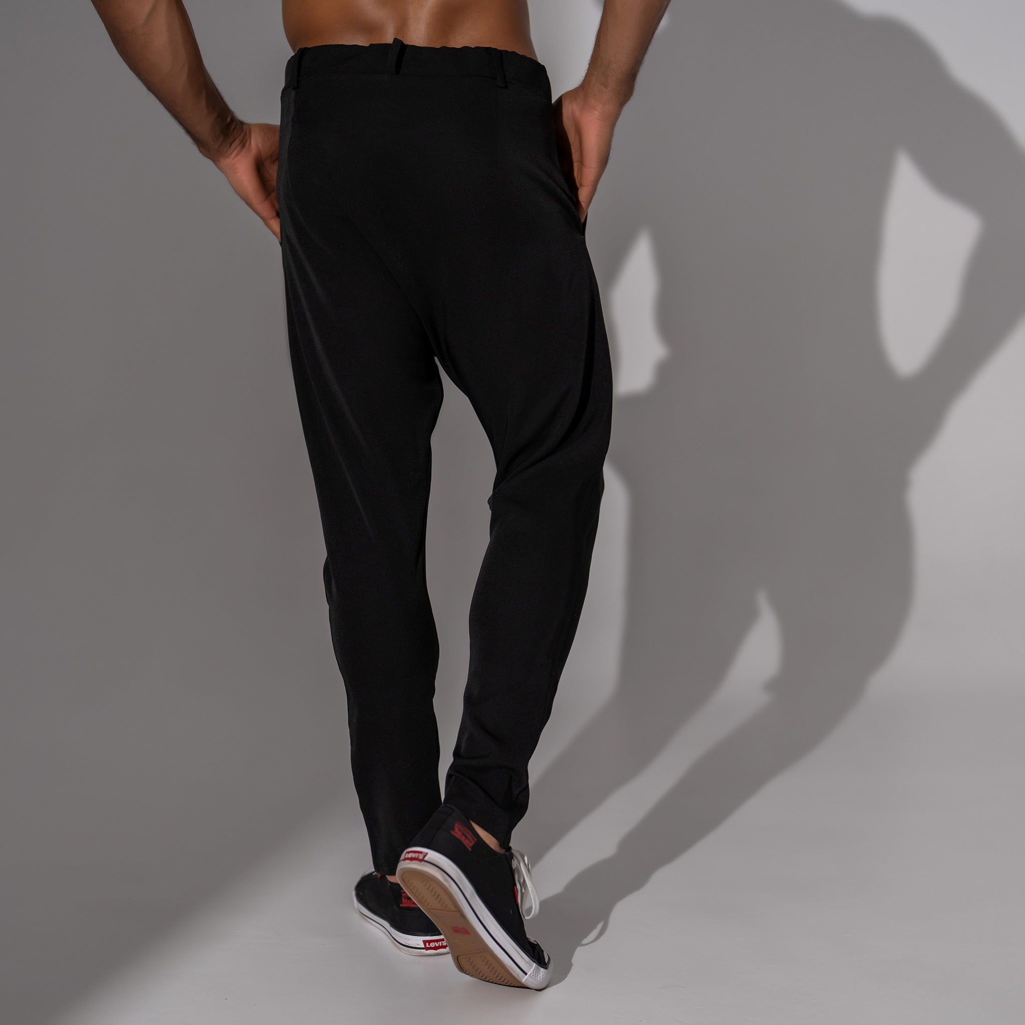 Pantaloni casual barbatesti negri cu tur lasat si nasturi metalici pe slit