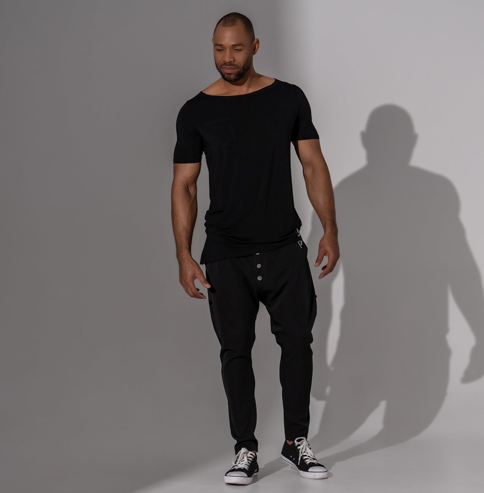 Pantaloni casual barbatesti negri cu tur lasat si nasturi metalici pe slit