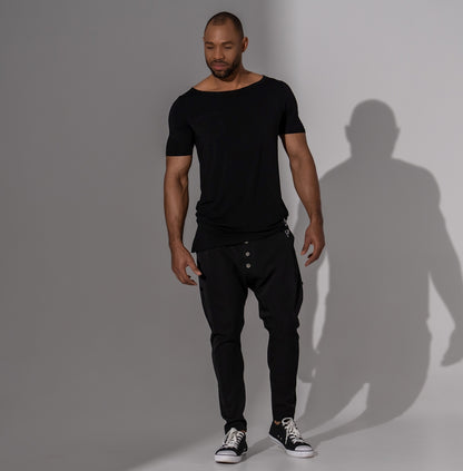 Pantaloni casual barbatesti negri cu tur lasat si nasturi metalici pe slit