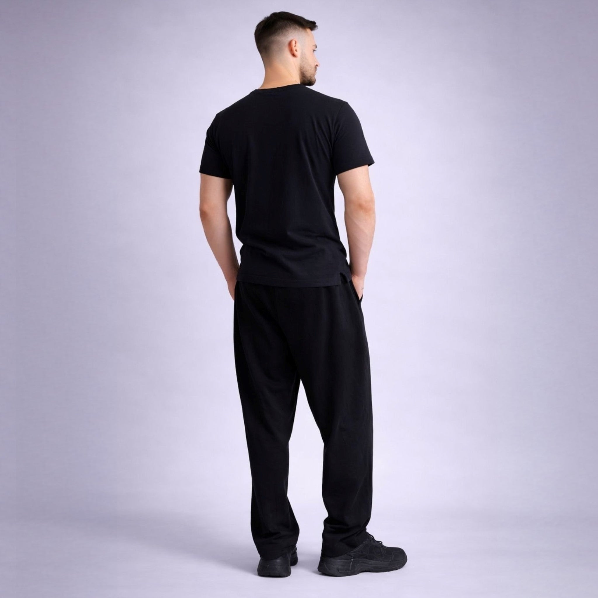 Pantaloni de trening lejeri pentru barbati Asimetrix - tinuta streetstyle premium cu dunga vedere din spate