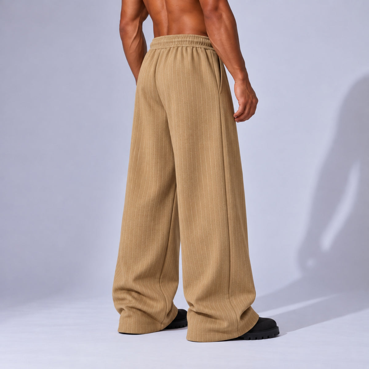 Pantaloni bărbați oversized bej cu dungi fine, croială dreaptă