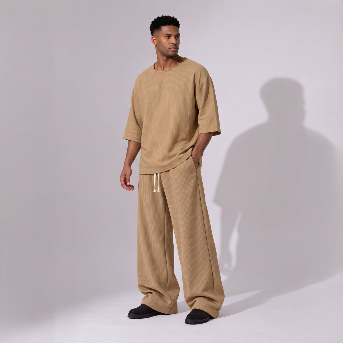 Pantaloni bărbați oversized bej cu dungi fine, croială dreaptă