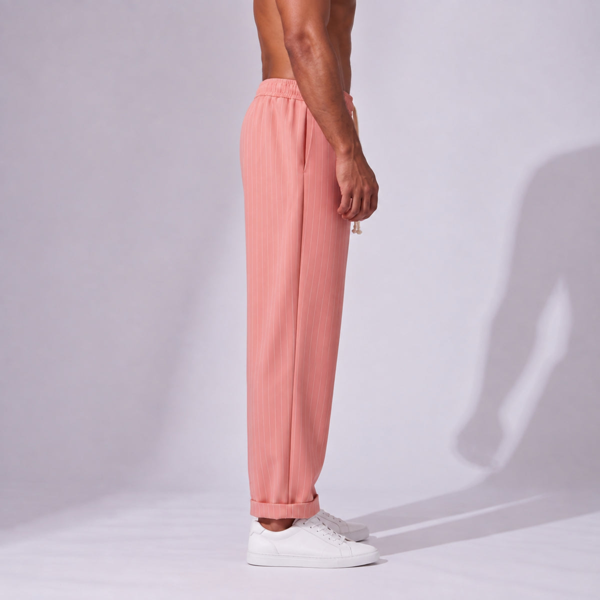 Pantaloni bărbați roz cu dungi fine, croială dreaptă lejeră