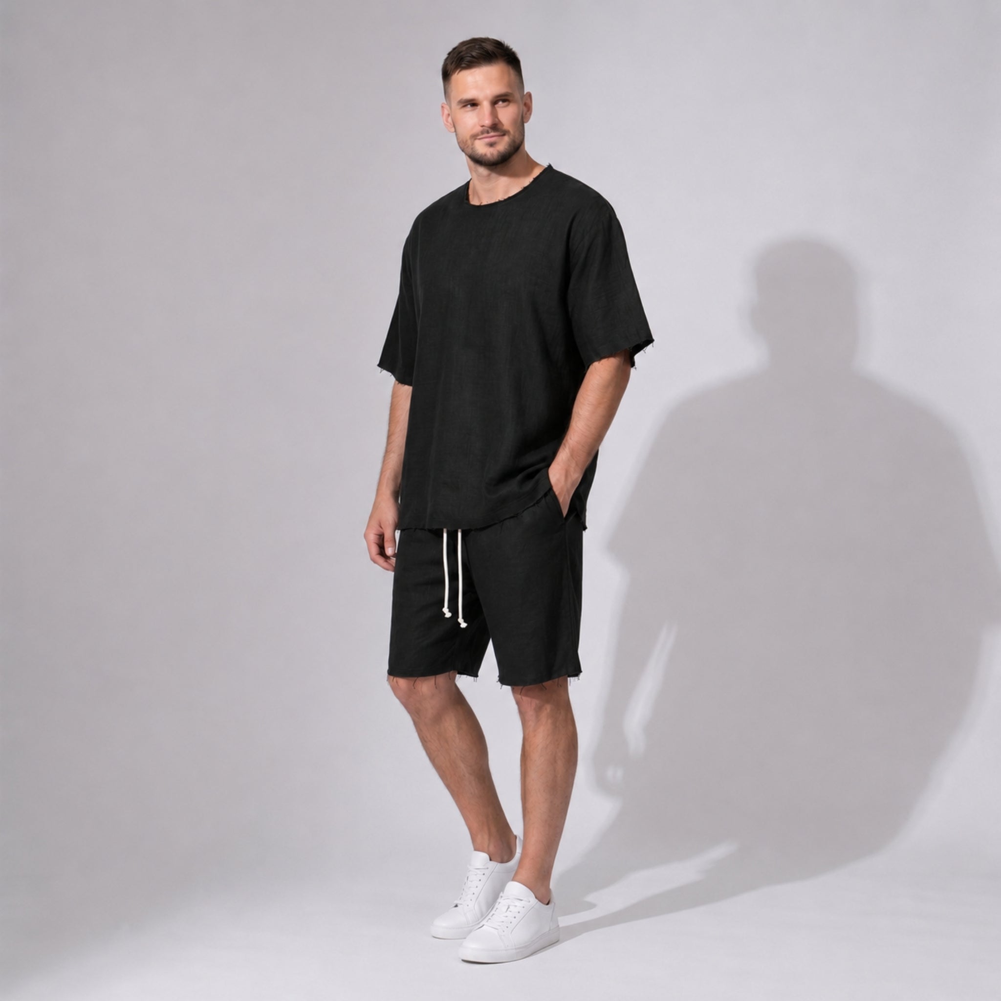 Pantaloni scurți bărbați din in negru, până la genunchi, cu tiv raw