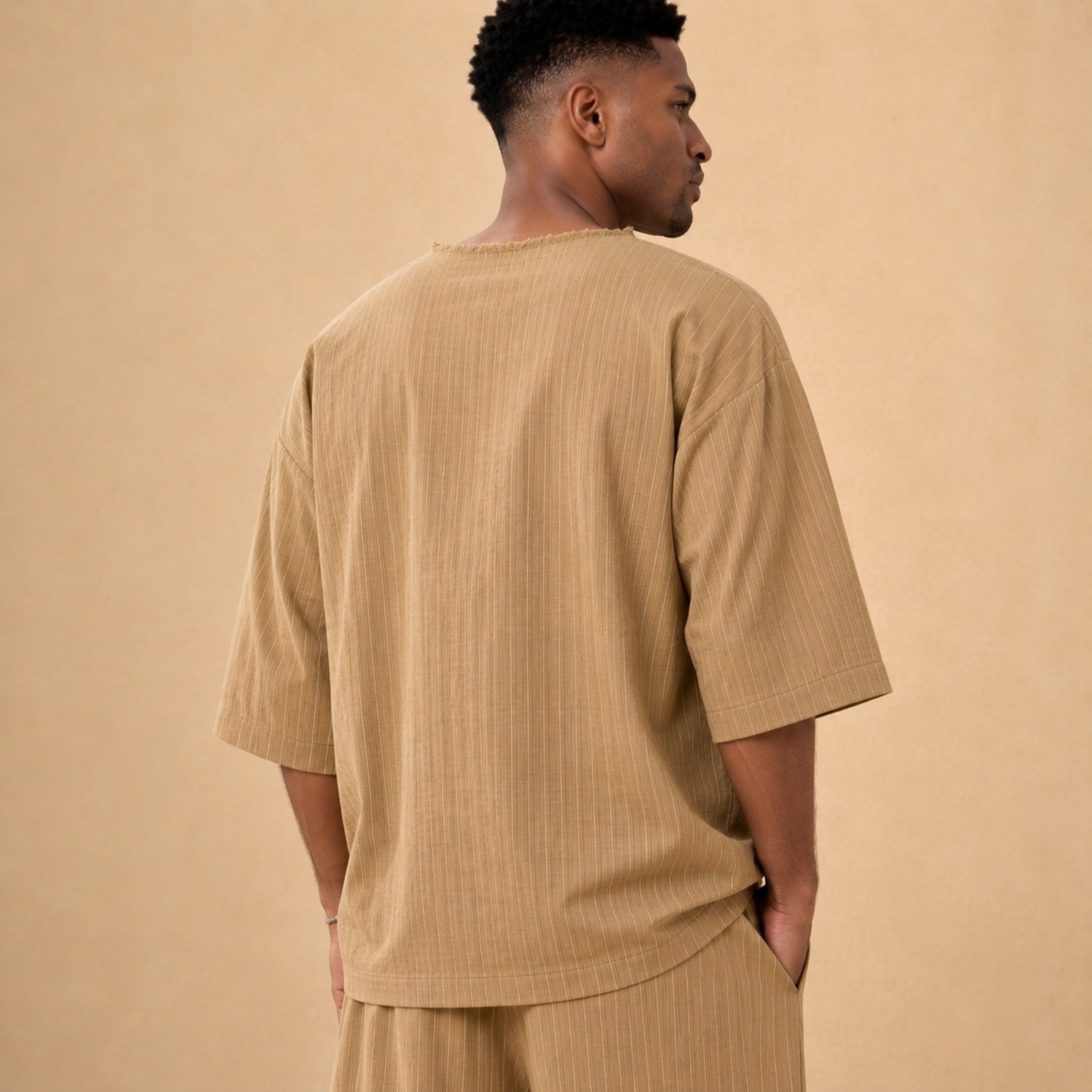 PRECOMANDA CU TERMEN DE LIVRARE 10 ZILE! Bluză oversized bărbați camel cu dungi fine – stil designer, lejeră de vară