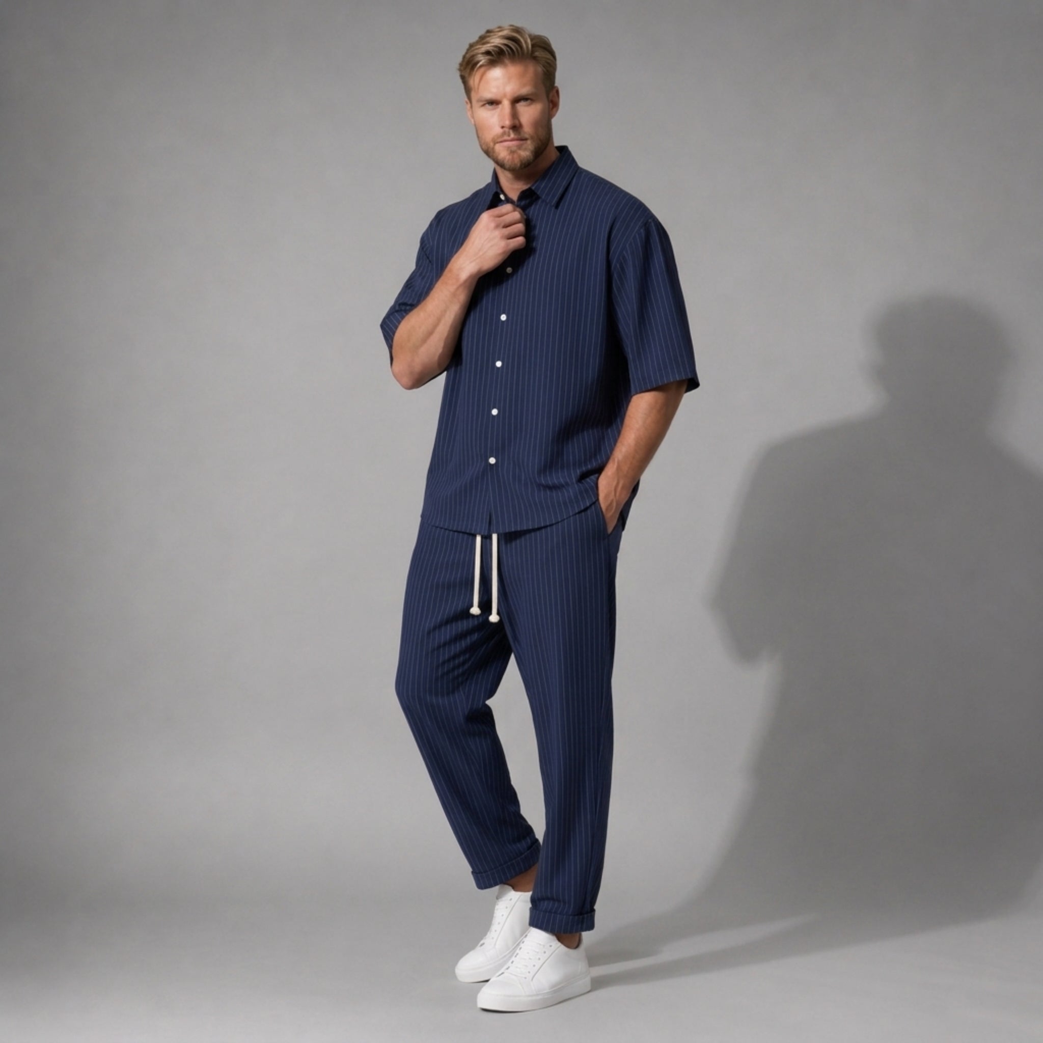 Compleu Bărbați Bleumarin cu Dungi – Cămașă Oversized și Pantaloni Lungi Casual