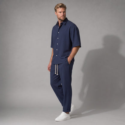 Compleu Bărbați Bleumarin cu Dungi – Cămașă Oversized și Pantaloni Lungi Casual