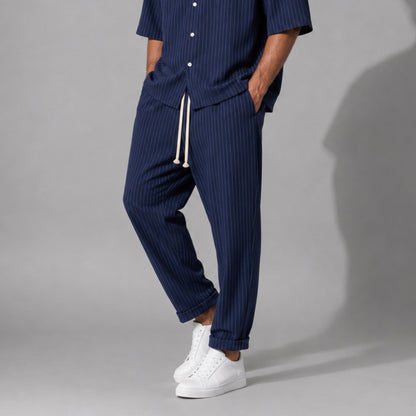 Pantaloni bărbați casual bleumarin cu dungi fine, lejeri cu tur lăsat