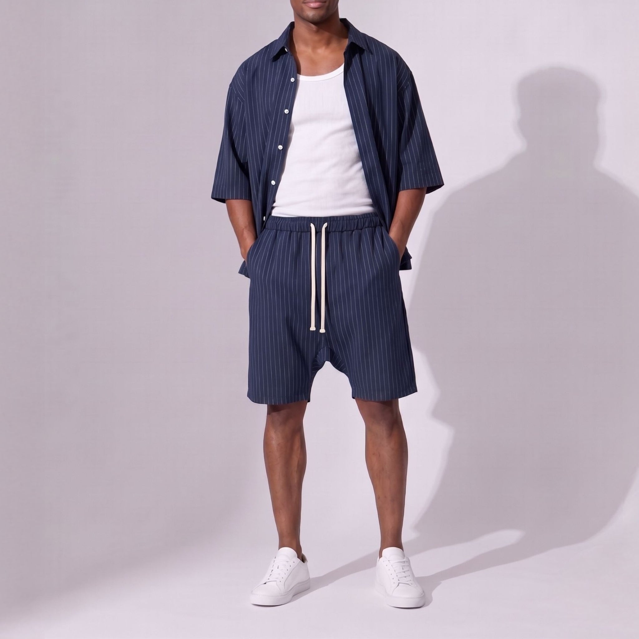 Compleu bărbați bleumarin cu dungi fine – cămașă oversized și pantaloni scurți lejeri de vară