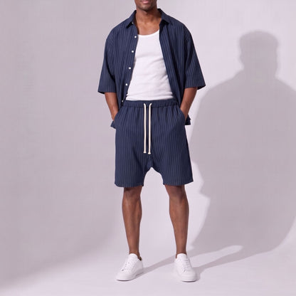 Compleu bărbați bleumarin cu dungi fine – cămașă oversized și pantaloni scurți lejeri de vară