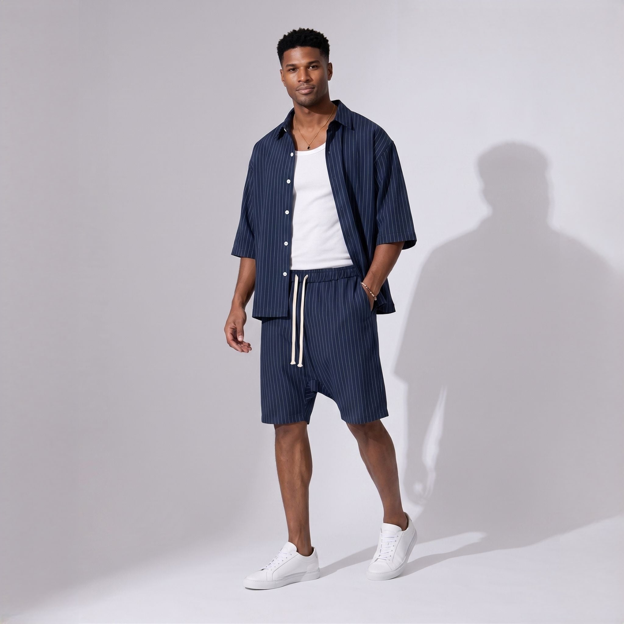 PRODUSUL VA REVENI IN STOC DUPA 5.06.2024! Compleu bărbați bleumarin cu dungi fine – cămașă oversized și pantaloni scurți lejeri de vară