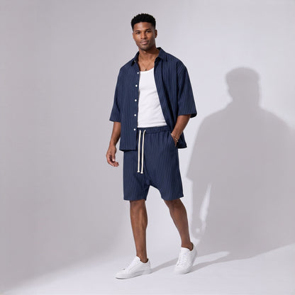 Compleu bărbați bleumarin cu dungi fine – cămașă oversized și pantaloni scurți lejeri de vară