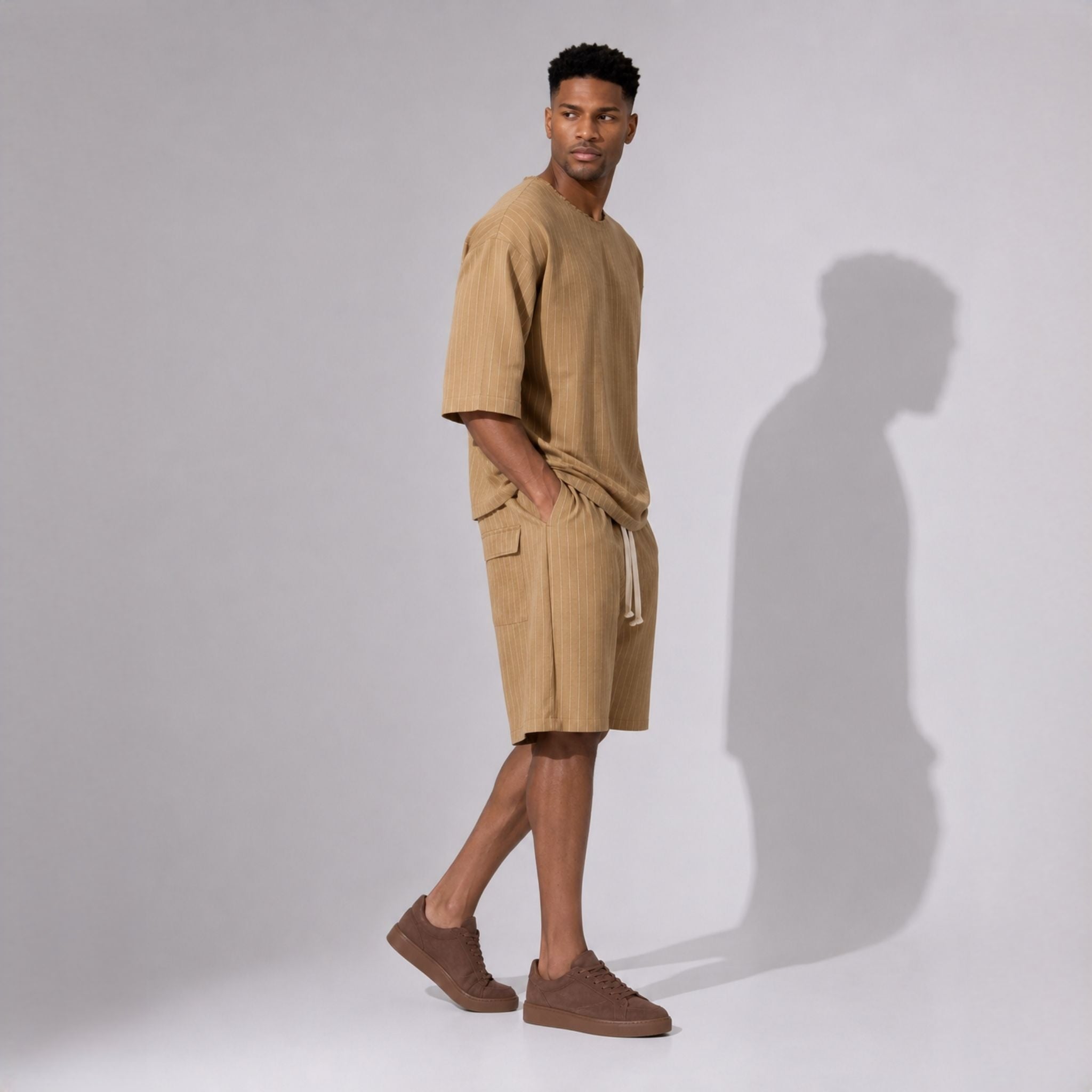 PRECOMANDA CU TERMEN DE LIVRARE 10 ZILE! Compleu bărbați camel cu dungi fine – bluza oversized și pantaloni scurți lejeri de vară