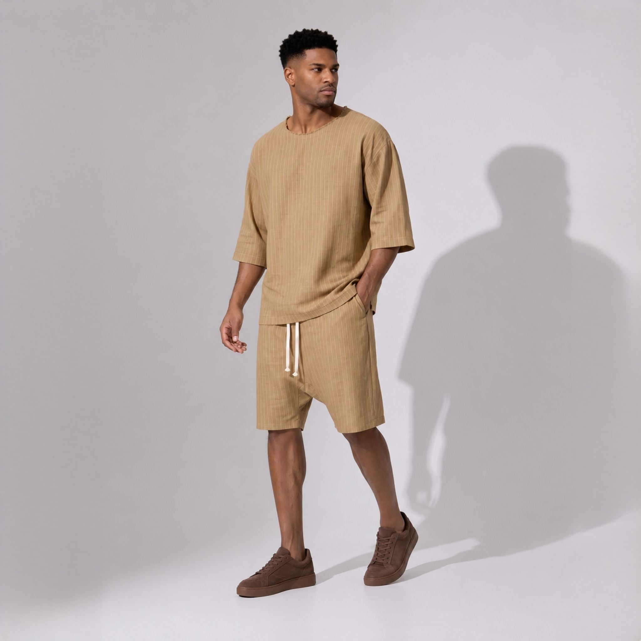 PRECOMANDA CU TERMEN DE LIVRARE 10 ZILE! Compleu bărbați camel cu dungi fine – bluza oversized și pantaloni scurți lejeri de vară