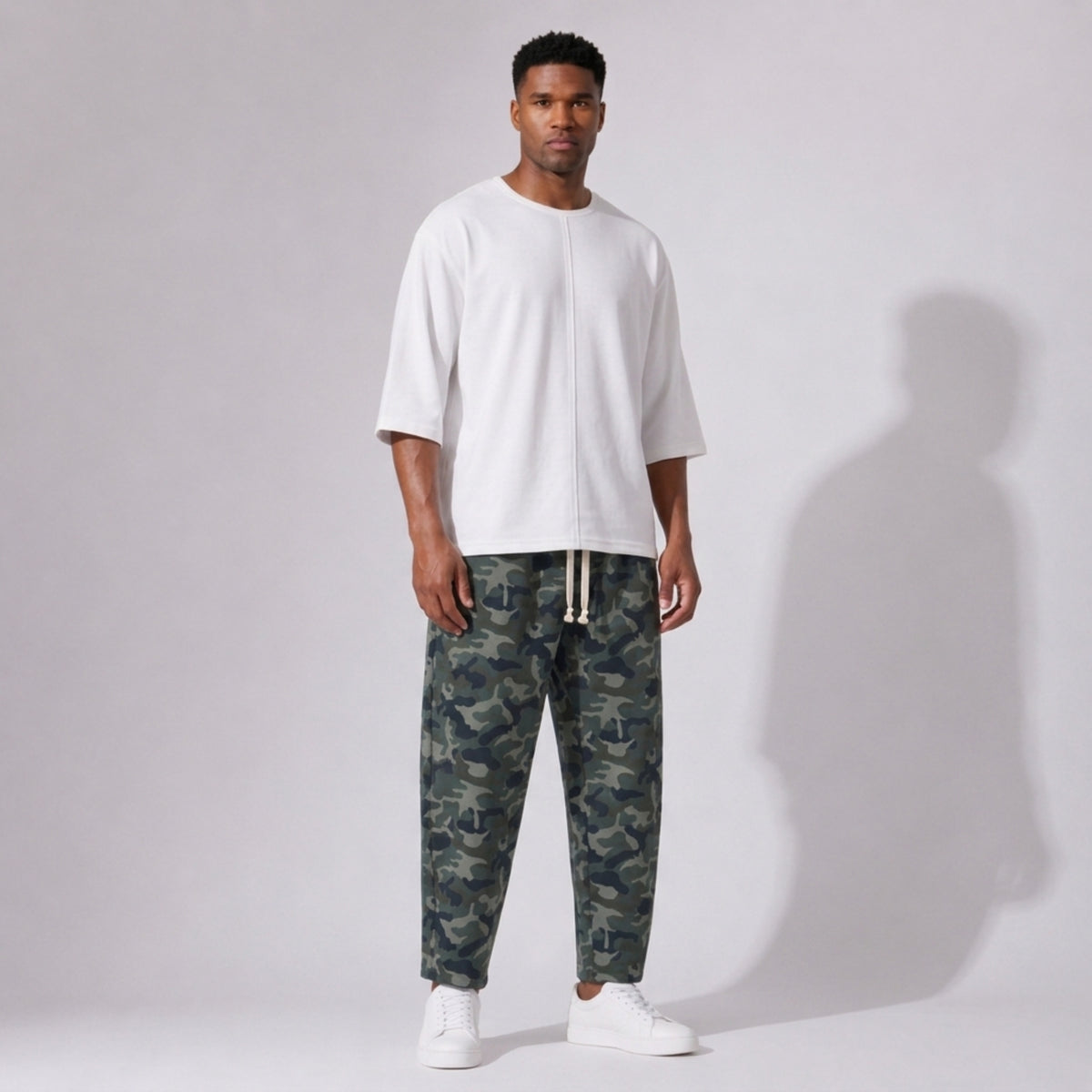 Pantaloni trening bărbați conici tip balon – design oversized, print camuflaj