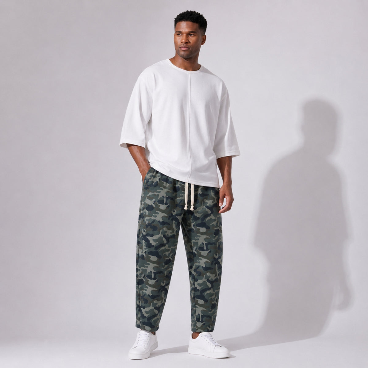 Pantaloni trening bărbați conici tip balon – design oversized, print camuflaj