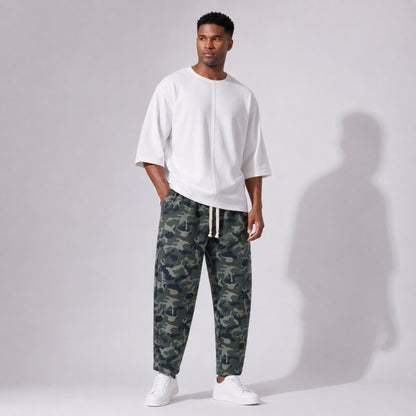 Pantaloni trening bărbați conici tip balon – design oversized, print camuflaj