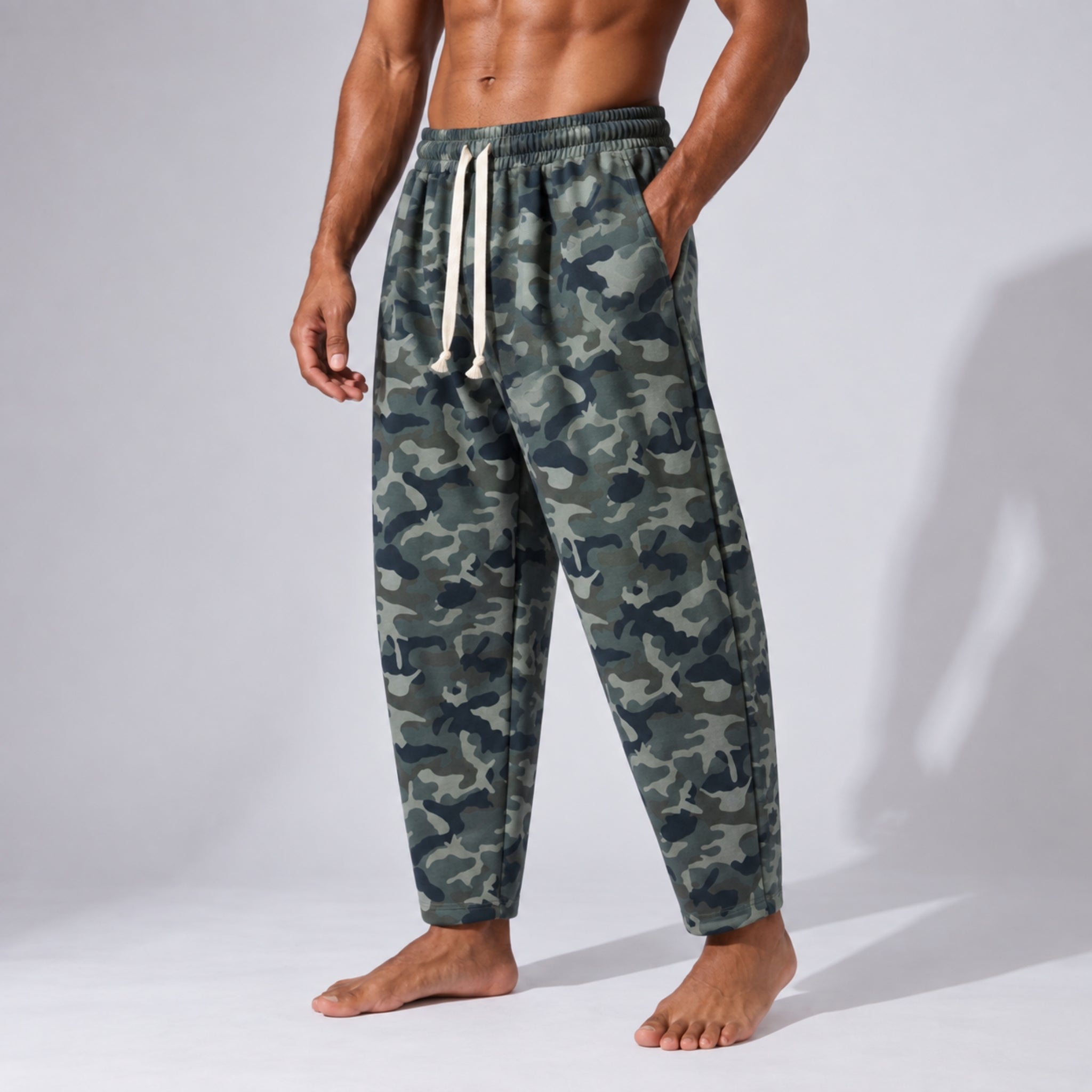 Pantaloni trening bărbați conici tip balon – design oversized, print camuflaj