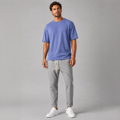 Pantaloni bărbați de vară gri cu dungi fine, croială lejeră cu tur lăsat, talie elastică și șnur crem
