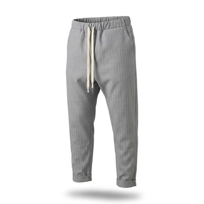 Pantaloni bărbați de vară gri cu dungi fine, croială lejeră cu tur lăsat, talie elastică și șnur crem