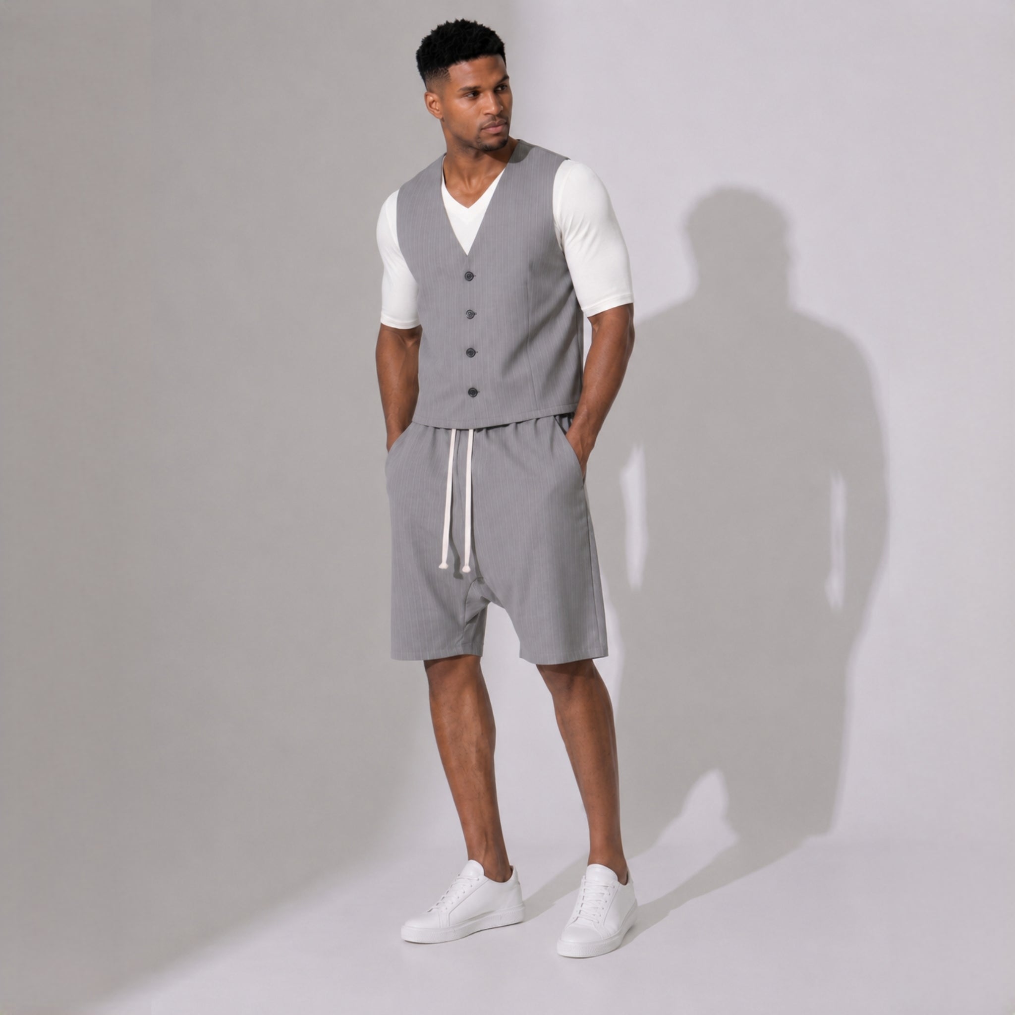 PRECOMANDA CU TERMEN DE LIVRARE 10 ZILE! Compleu bărbați de vară gri, cu vestă și pantaloni scurți cu tur lăsat – material respirabil