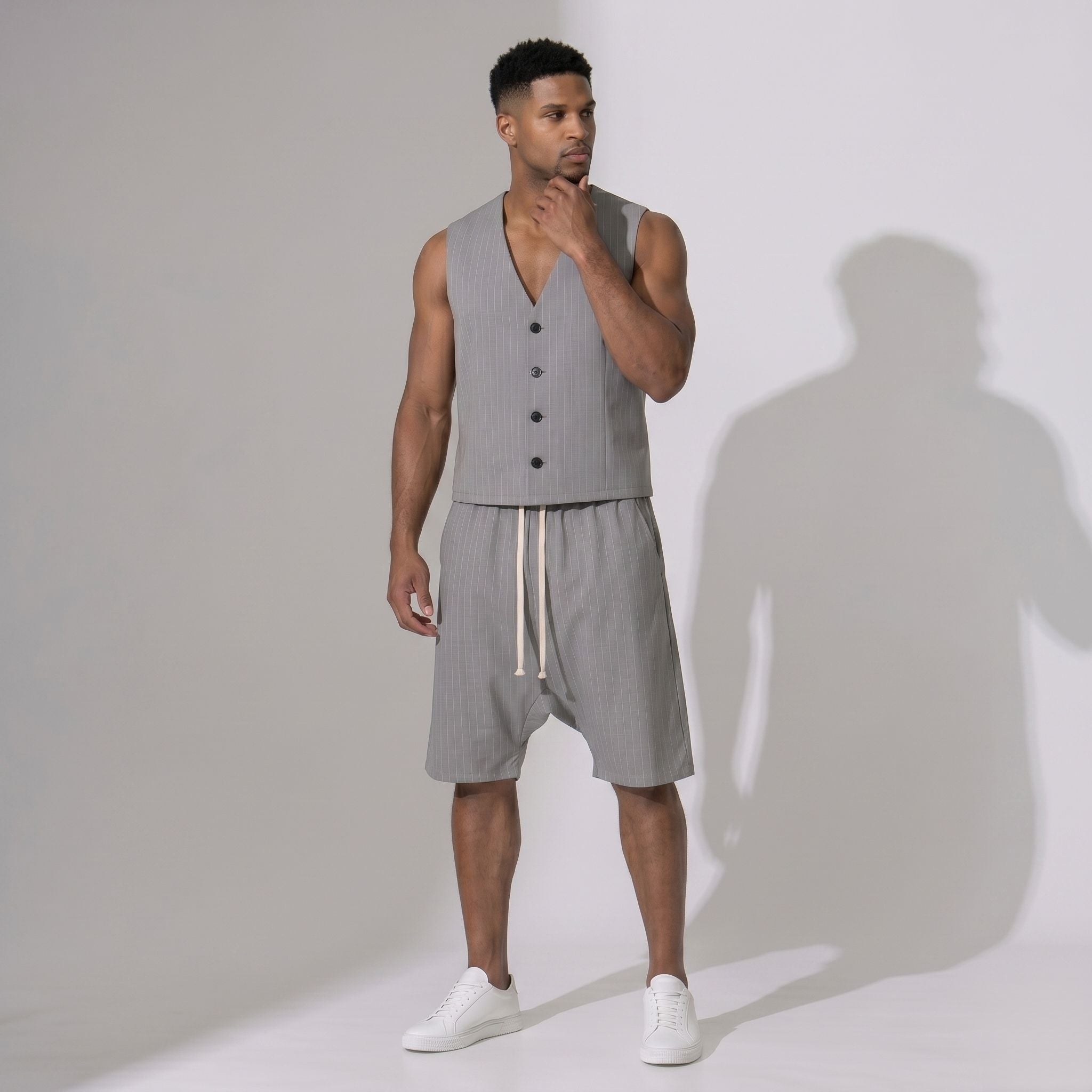 PRECOMANDA CU TERMEN DE LIVRARE 10 ZILE! Compleu bărbați de vară gri, cu vestă și pantaloni scurți cu tur lăsat – material respirabil