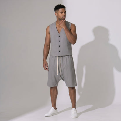 PRECOMANDA CU TERMEN DE LIVRARE 10 ZILE! Compleu bărbați de vară gri, cu vestă și pantaloni scurți cu tur lăsat – material respirabil