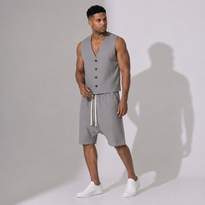 PRECOMANDA CU TERMEN DE LIVRARE 10 ZILE! Compleu bărbați de vară gri, cu vestă și pantaloni scurți cu tur lăsat – material respirabil